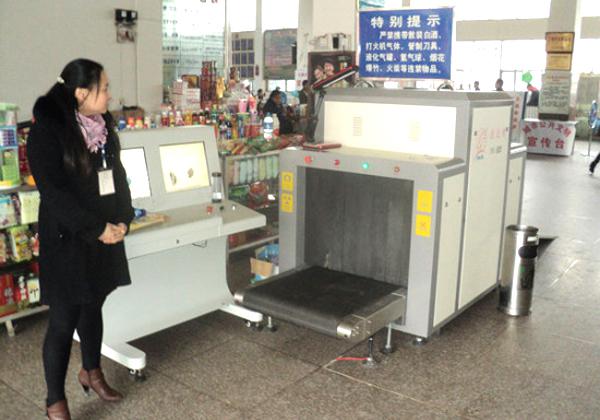 港口安檢升級,行李物品全部通過安檢x光機(jī),安檢效率明顯提高