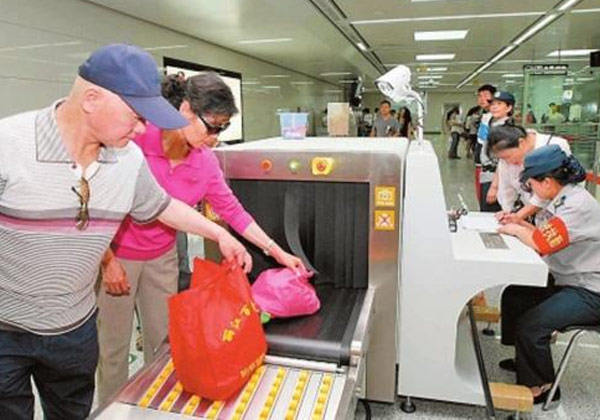 進(jìn)地鐵車站過安檢,食物飲料進(jìn)安檢機(jī)接受X光掃描檢查后還能吃嗎？安檢x光機(jī)對(duì)食物有無影響？