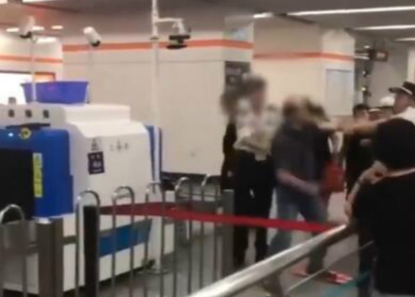 旅客拒絕安檢，與安檢員發(fā)生肢體沖突，致使安檢員停職