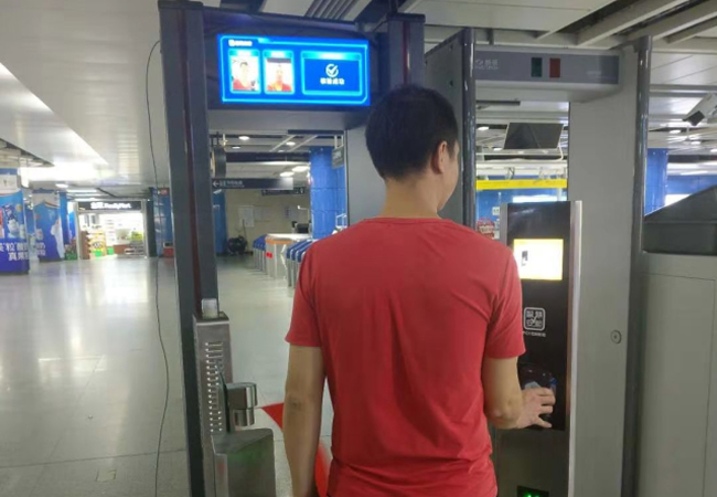 廣州地鐵試用安檢新技術(shù)，過安檢刷臉！