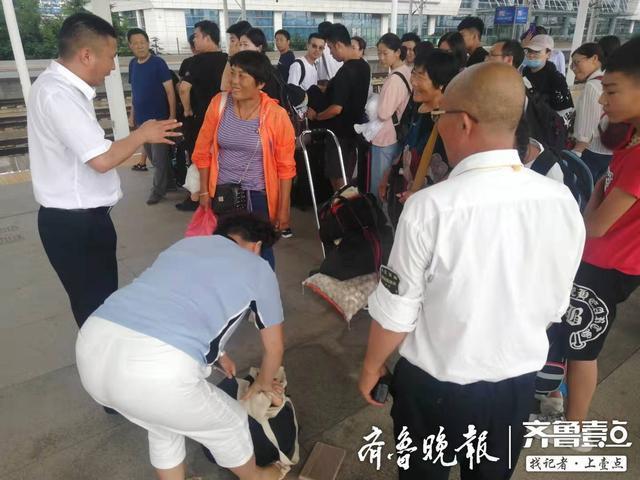 爸爸帶著5歲女兒在火車站過(guò)安檢 拿完行李回頭看孩子不見了