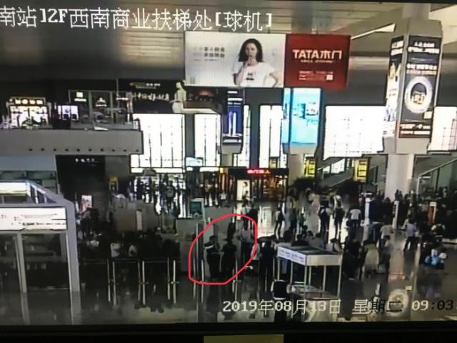 為了便于產(chǎn)品推廣,該男子偽造了印章,并通過(guò)了火車(chē)站的安檢