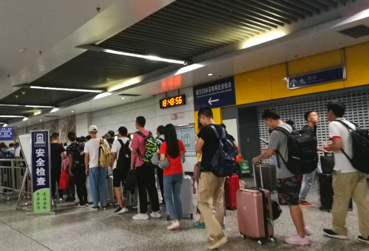 高鐵換地鐵，請多些“安檢互認(rèn)”