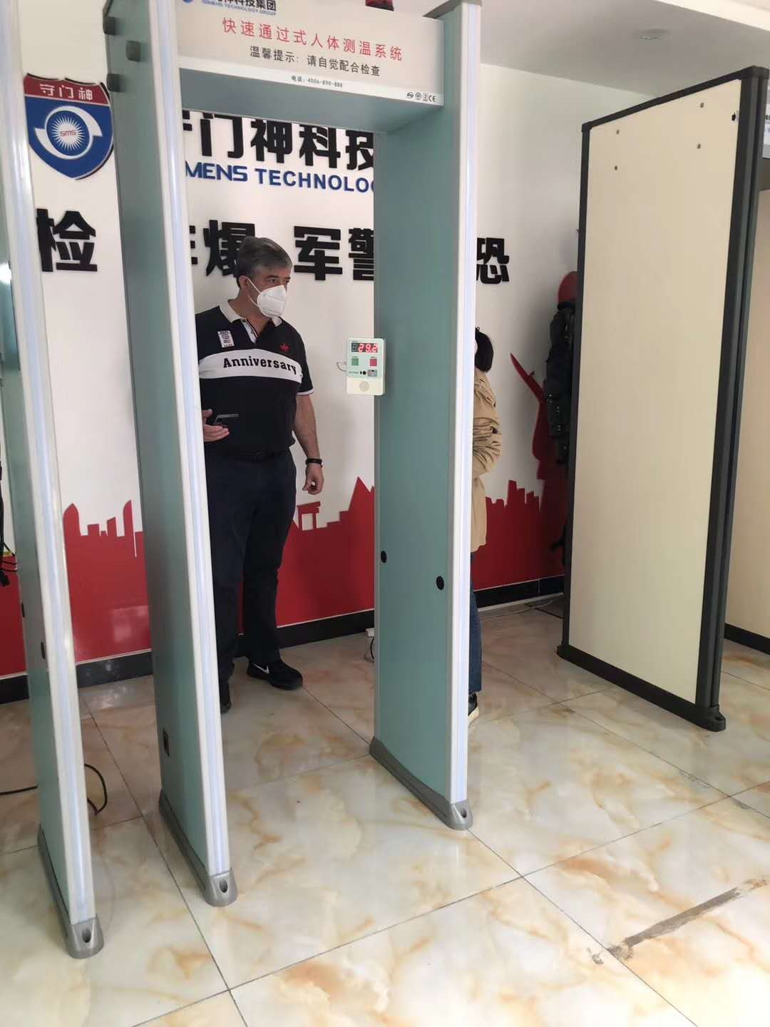 近日國外客戶扎堆前來守門神科技集團(tuán)考察測(cè)溫安檢設(shè)備