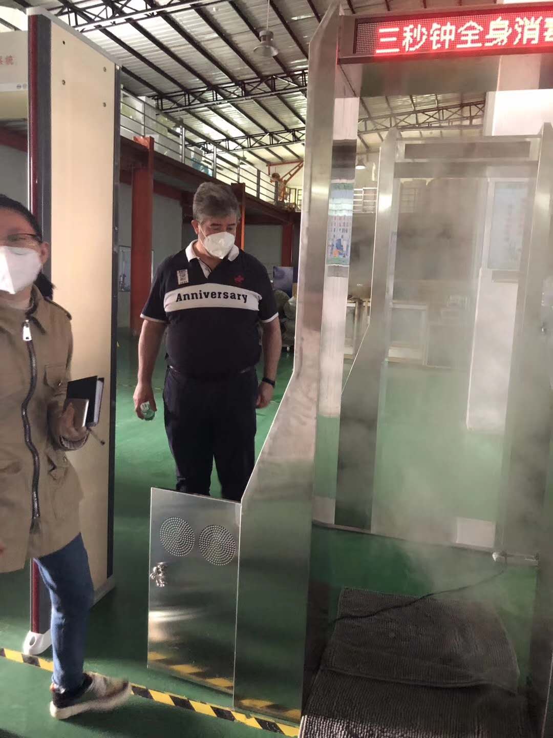 近日國外客戶扎堆前來守門神科技集團(tuán)考察測(cè)溫安檢設(shè)備
