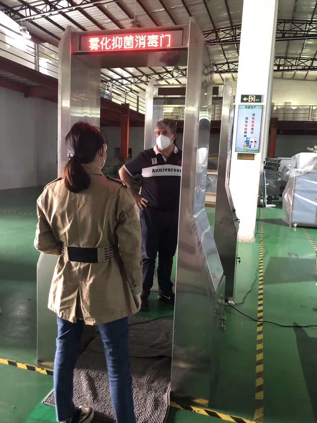 近日國外客戶扎堆前來守門神科技集團(tuán)考察測(cè)溫安檢設(shè)備